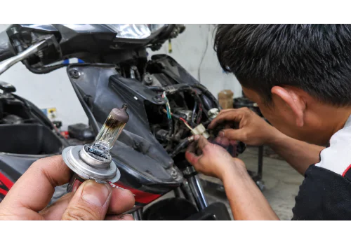 Motocykl pálí žárovky – problém s regulátorem nebo kostrou